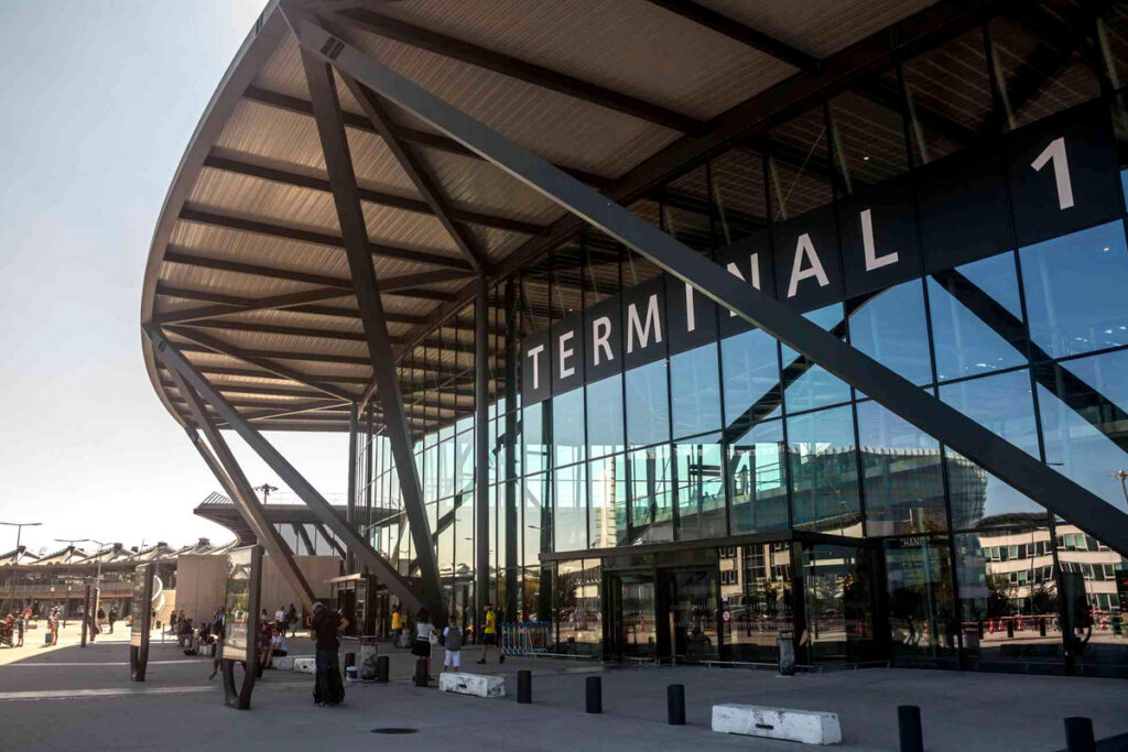 Aéroport Saint-Éxupéry terminal 1 entrée