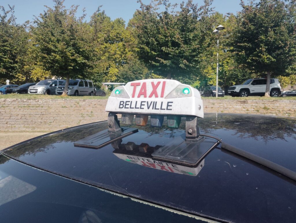 Borne d'habilitation taxi AMSL Guillemaud agréé département du Rhône à Belleville en Beaujolais