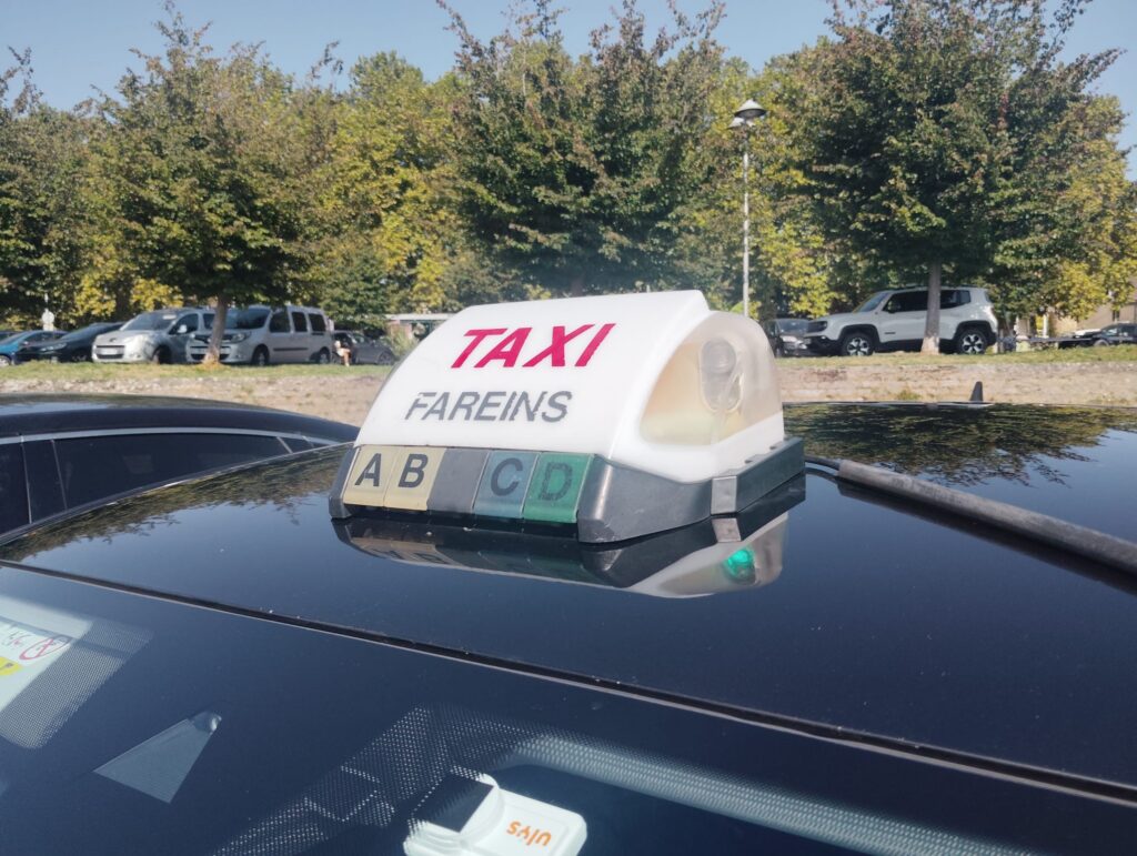 Borne d'habilitation taxi AMSL Guillemaud agréé département de l'Ain à Fareins